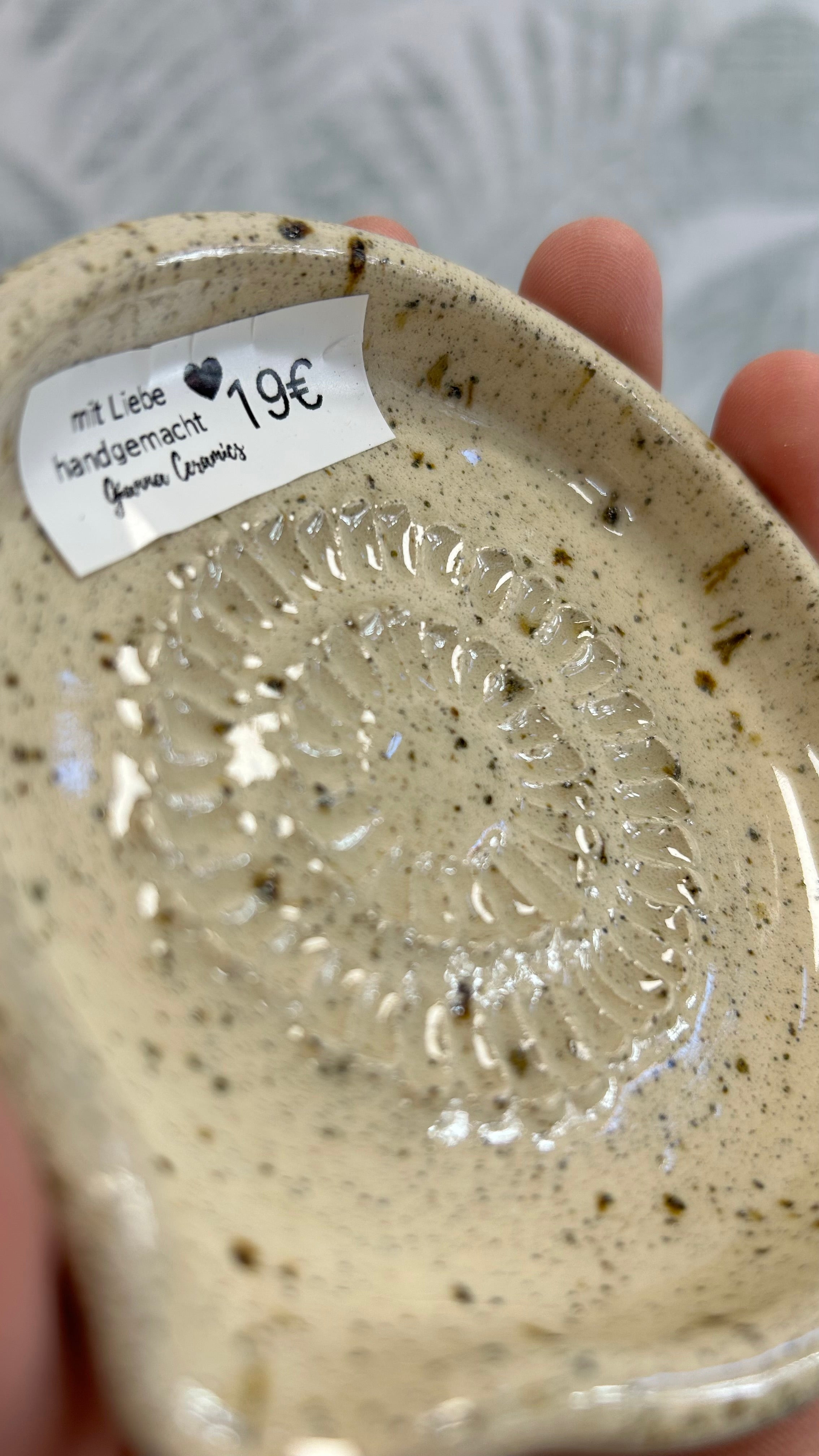 Gianna Ceramics handgemachte Keramikreibe Natur gesprenkelt
