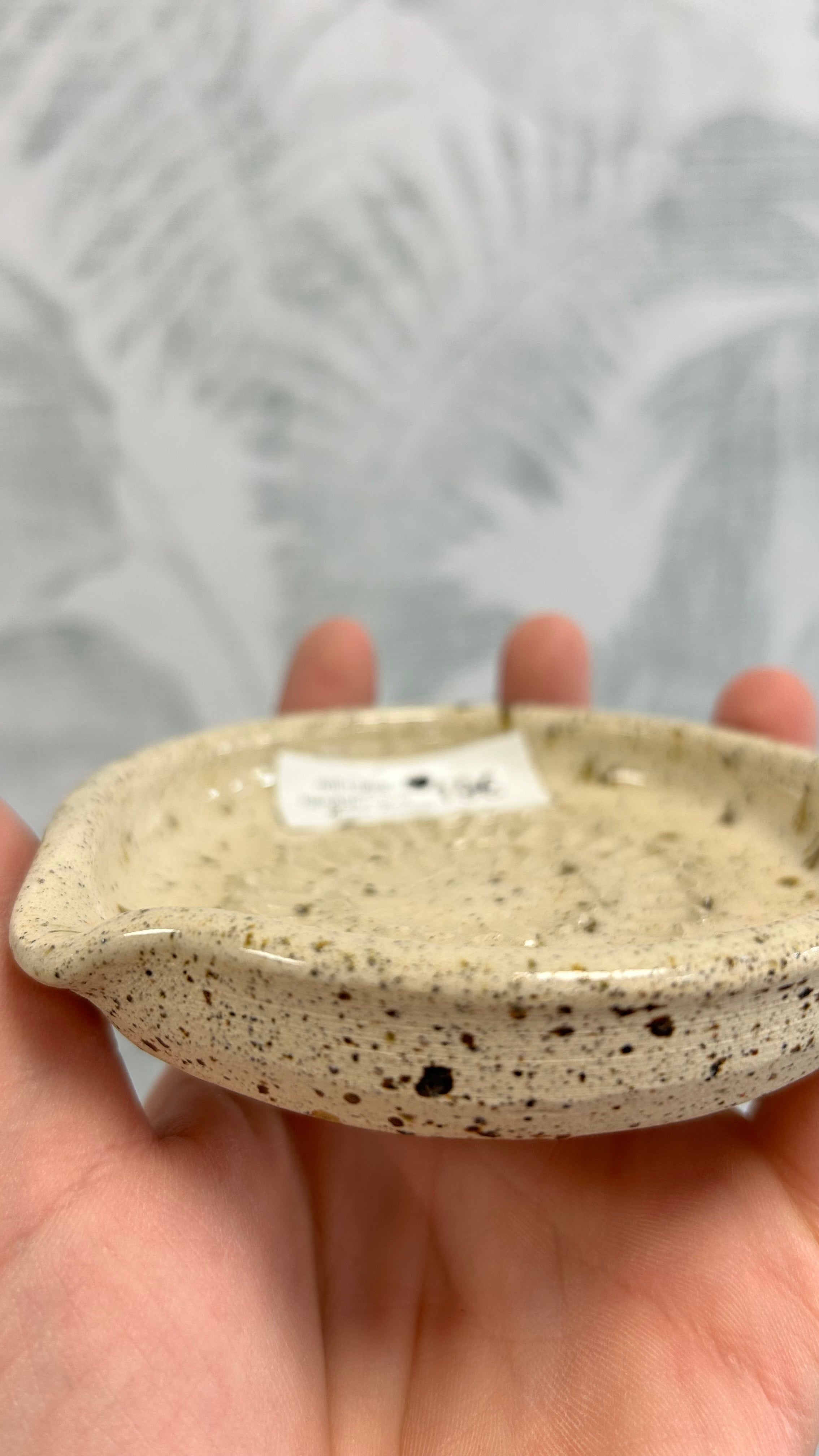 Gianna Ceramics handgemachte Keramikreibe Natur gesprenkelt