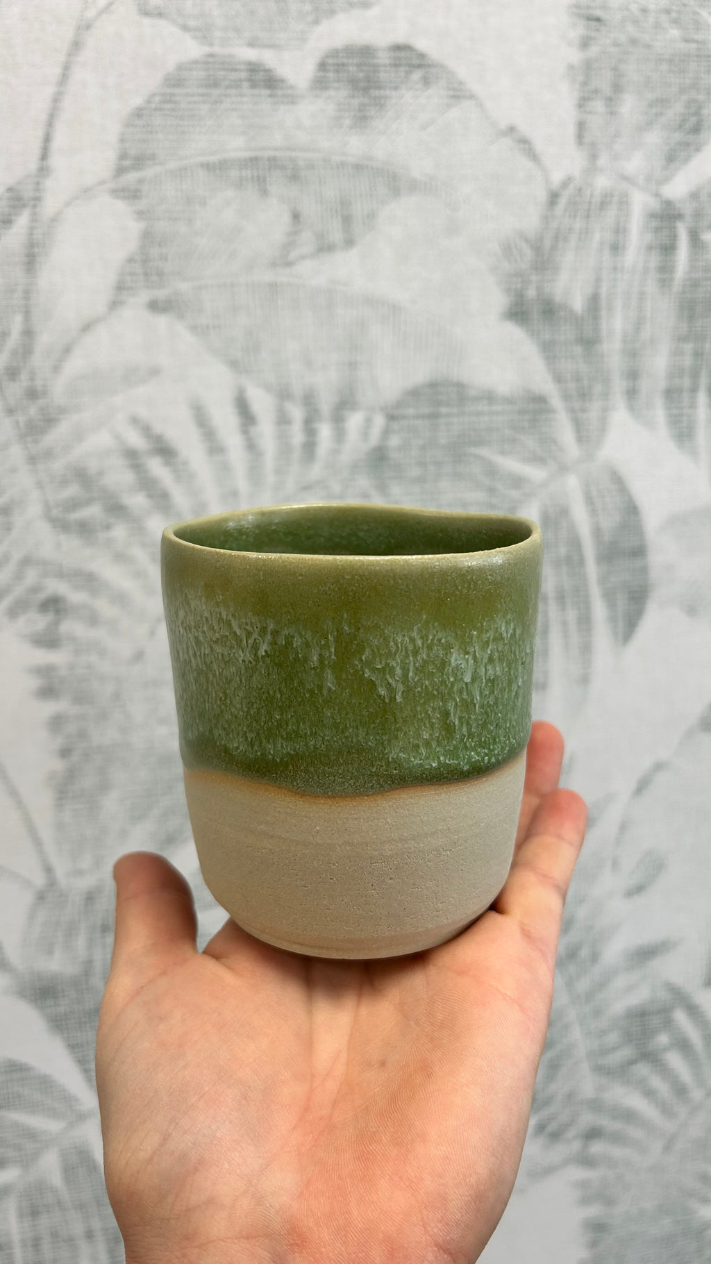 Gianna Ceramics handgemachter Kaffeebecher grün