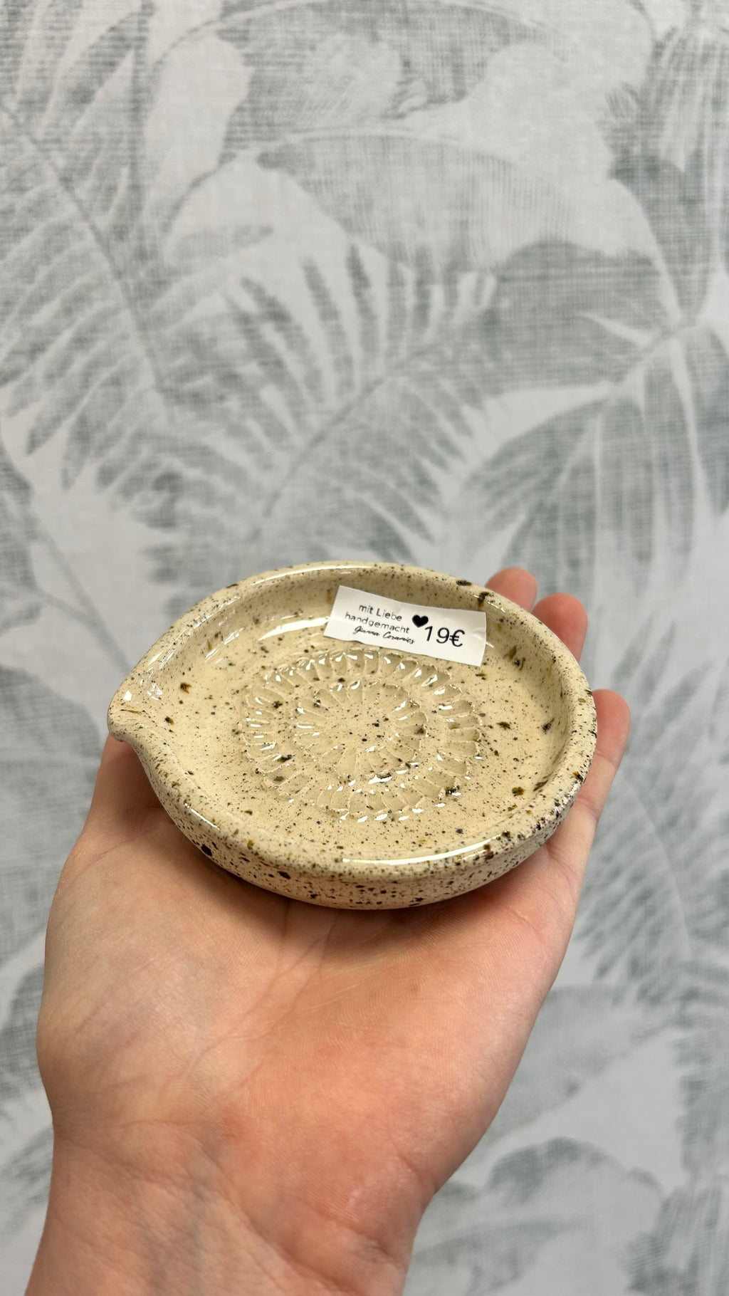 Gianna Ceramics handgemachte Keramikreibe Natur gesprenkelt
