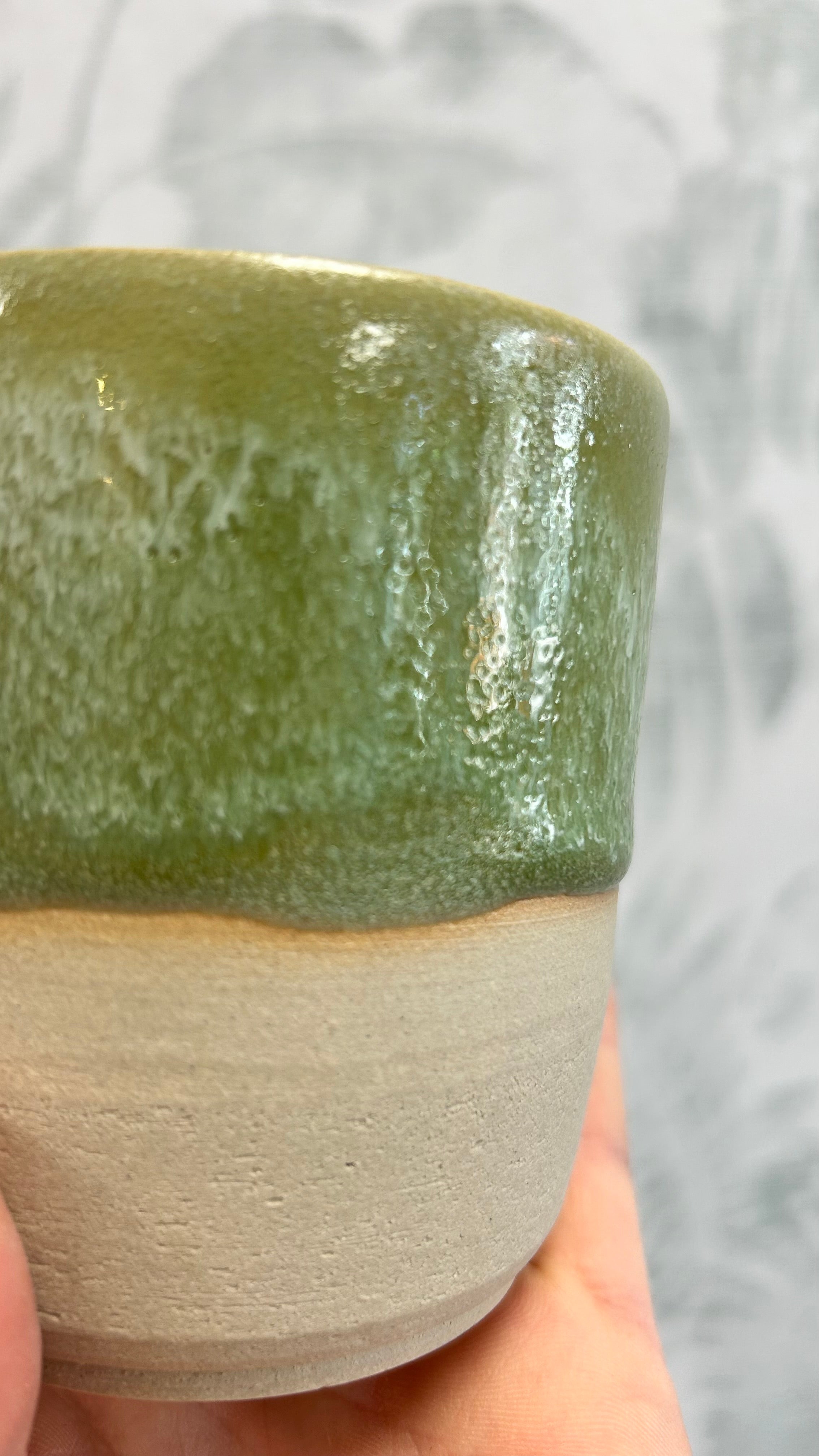 Gianna Ceramics handgemachter Kaffeebecher grün