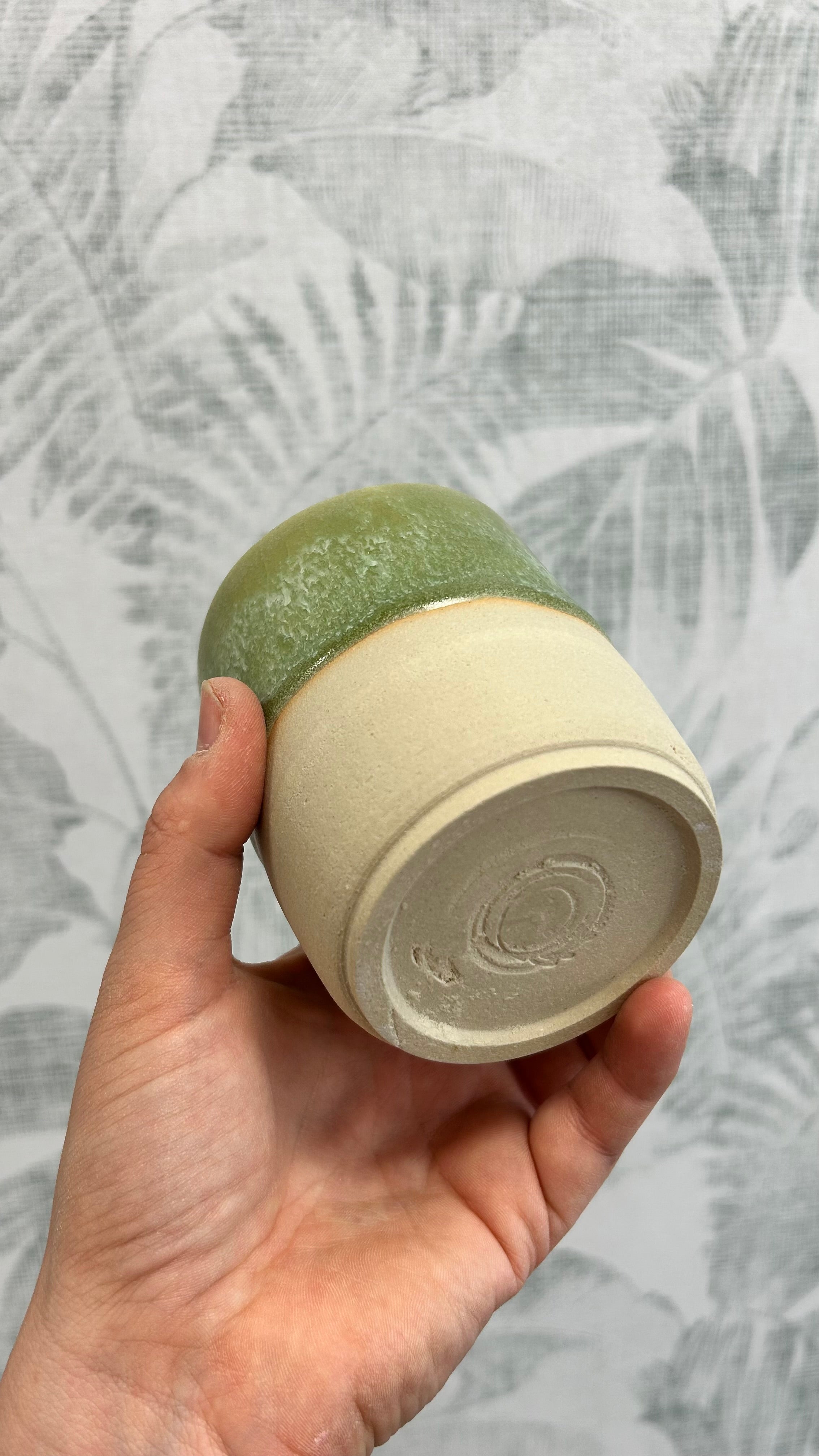Gianna Ceramics handgemachter Kaffeebecher grün