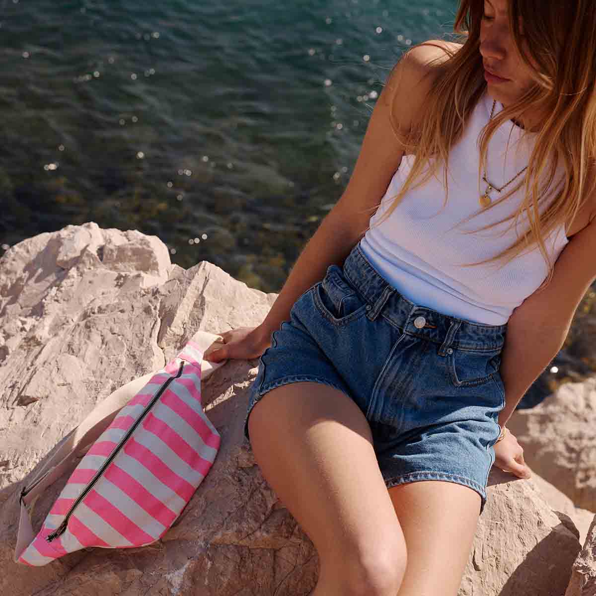 Rose in April - Damen Gürteltasche mit Streifen in Ecru und Neonpink