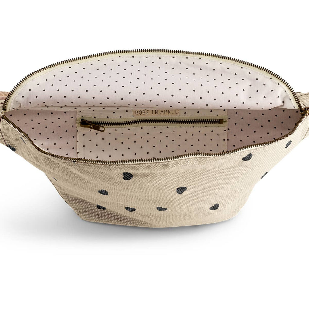 Rose in April - Damen-Bauchtasche Sand mit Herz-Print